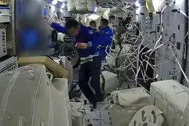 航天员在中国空间站是怎么吃饭的？网友：中餐走出地球了视频封面