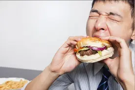 刚吃完饭又饿了，医生指出可能是胃酸过多引起的