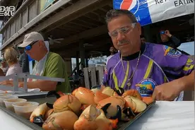 美国吃蟹大赛：男子15分钟内吃下25只蟹爪 夺下冠军宝座视频封面