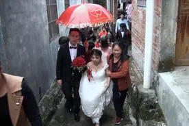 广西一帅哥迎亲，新娘子丰满性感，漂亮大方，带着她出门了视频封面