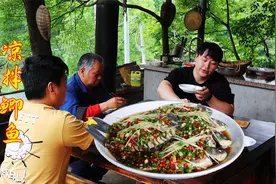几斤鲫鱼，德哥淋上秘制料汁做凉拌鱼，鲜嫩入味和小罗两人没吃够