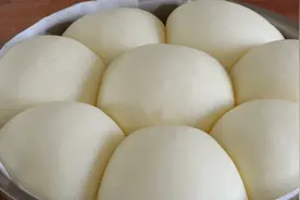 面包在家里怎么做才能蓬松暄软，凉了不硬？告诉你最简单的配比视频封面