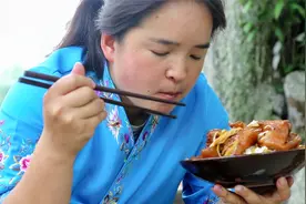 苗大姐柴刀砍猪蹄，炖2小时软烂而不腻，蹄子吃多了嫁不出去