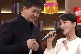 54岁任静素颜逛路边菜摊，不洗直接吃，加男性联系方式付笛生吃醋视频封面