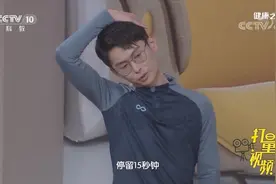 出现高低肩如何矫正？专家教你肩颈部锻炼方法，快收藏|健康之路视频封面