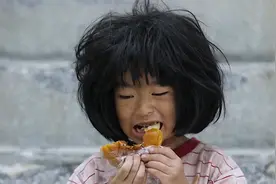 看着幼儿园小朋友吃面包 小孩饿的忍无可忍 抢过面包就跑视频封面