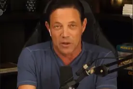 美国散户“激战”华尔街！游戏驿站股票一度暴涨近25倍|第一时间视频封面