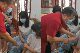 医者仁心！医生接待胳膊脱臼的孩子，谈笑间一秒正骨视频封面