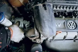 车子提速时机舱有异响，感觉发动机快散架了，这是哪里的问题视频封面