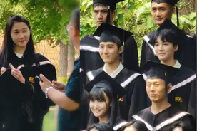 23岁关晓彤返校拍毕业照，与学弟王俊凯同穿学士服，现场太养眼