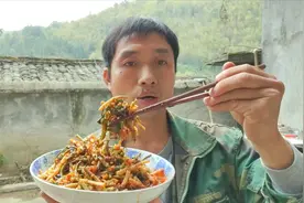 农村到处都是鱼腥草，看大叔这样做才好吃，香辣脆嫩，全家都爱吃视频封面