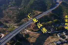 航拍：广东龙川广龙高速上坪段，通往定南赣州。又称河惠莞高速！视频封面