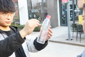 如何将硬币扔进瓶子，经典魔术，看100遍也无法破解！视频封面