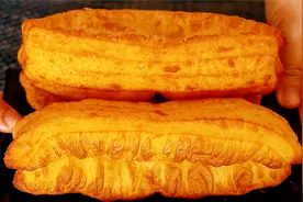 油条家常做法，家有面粉和酵母就能做，个个蓬松酥脆凉了也不硬