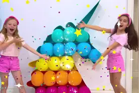 小女孩和朋友学着彼此分享，他们很开心，你学会和朋友分享了吗