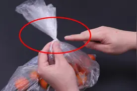 超市袋上的封口钉，千万别用指甲抠，1秒轻松完整打开，太厉害了
