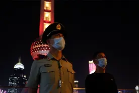父亲陪武警儿子站岗！儿子回敬军礼：从面前走了3趟才敢确认视频封面