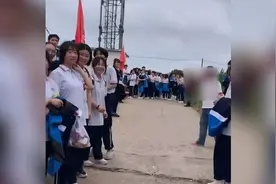 女子骑车穿过人群被叫美女笑出声，网友：在一声声美女中迷失自我视频封面