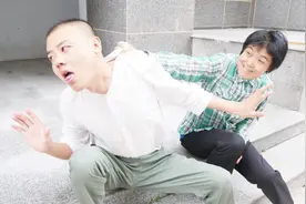 女婿问丈母娘：什么人上山三条腿下山四条腿？丈母娘回答太有才了视频封面