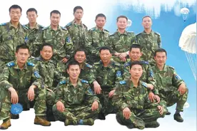 14年前，15名空降兵从5000米高空跳下，灾区群众：我们有救了！视频封面