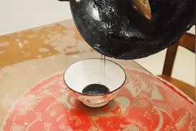 乡下土法熬制蛋黄油，老祖宗留下好东西，家里备一些必有妙用视频封面