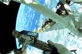 太空行走超7小时！2美宇航员在太空行走，为安装太阳能电池做准备视频封面