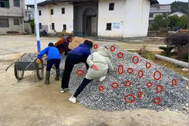 小伙在石头堆里发现几块名贵石头？比铁还重，一点点就值100多元视频封面