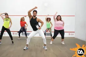 为何尊巴扭得这么来劲呢？只因自己贴的秋膘，跪着也要把它甩掉！