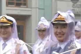 中国军人亮相俄罗斯街头，现场的俄罗斯观众激动坏了！震撼全场！视频封面