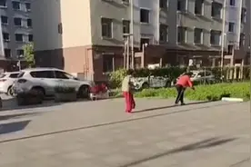 大妈清早楼下放音乐扰民，女子忍无可忍去理论反被指责：你睡懒觉视频封面