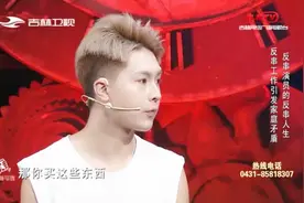 帅小伙无意中爱上演反串，每次买高跟鞋都亲自试穿，引来异样眼光视频封面