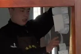 烤不完，根本烤不完……淄博烧烤爆火单子爆满 商家“哭了”视频封面