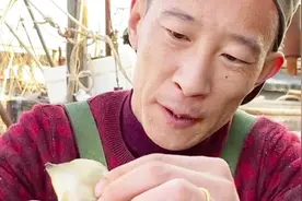 船长专门吃海螺的苦胆，吃到嘴里表情很真实，网友：真够拼的