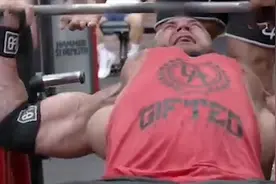 看着都疼！男子举铁时发生意外 胸肌瞬间撕裂移位“弹出”视频封面