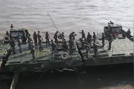 解放军28分钟搭千米浮桥 横渡长江！视频封面