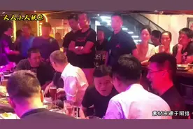 马云现身酒吧嗨玩遭围观，和朋友谈笑风生视频封面