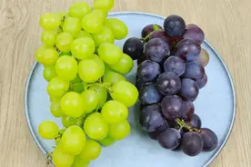 葡萄和提子到底有什么区别？老果农说漏嘴了，很多人都还不知道视频封面