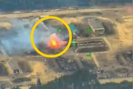 俄军火力打击乌克兰弹药库：被击中后爆炸摧毁 无人机视角曝光视频封面