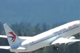 50秒了解波音737-800型飞机：1998年投入服务 设“双并逃生小门”视频封面