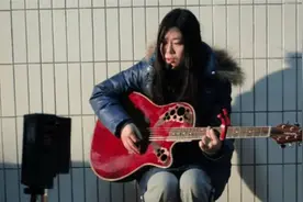 14年前，那个在北京地下道里唱歌的西单女孩任月丽，现状如何？视频封面