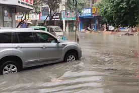 广西防城港下了十几个小时的暴雨，街道被淹，电动车也被淹了好多视频封面
