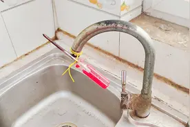 水龙头管嘴堵住了，没有管钳拆不下来怎么办？教你一招，轻松拆下