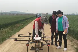 70000元买的无人机免费打农药，一天能打500亩，农村人有福了视频封面