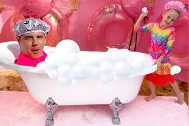 小女孩的身上太臭了，爸爸也不愿意跟她玩，小朋友要讲卫生哦~视频封面