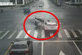 男子逆行闯红灯过斑马线被撞身亡 交警：承担一半事故责任视频封面