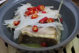 清蒸鱼的家常做法，加一点秘制酱汁，鱼肉不柴不腥，简单又美味视频封面