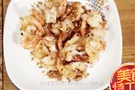 上等太湖虾在铁板烧加上蒜蓉，色泽变得金黄色，吃到都不想工作了