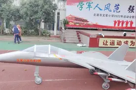 女儿学校校运会要做大型手工,爸爸10多天完成战斗机模型,成品惊艳视频封面