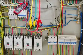 一开空调，每隔20分钟就跳闸，故障这么简单，不要再掏钱请电工了视频封面