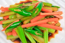 厨师长用方法腌芹菜真好吃，清脆鲜嫩不变色，下饭解油腻视频封面